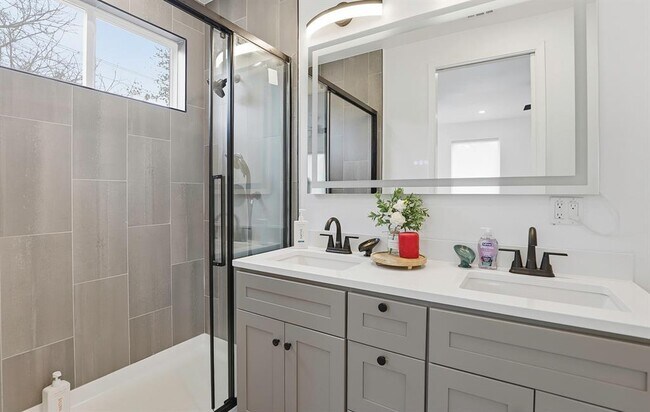 Building Photo - 1208 W Oltorf St