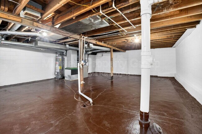 Building Photo - 222 Henquin Dr