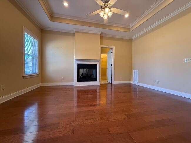 Building Photo - GORGEOUS HOME IN RUSTLING OAKS JUST MINUTES FROM MEMPHIS