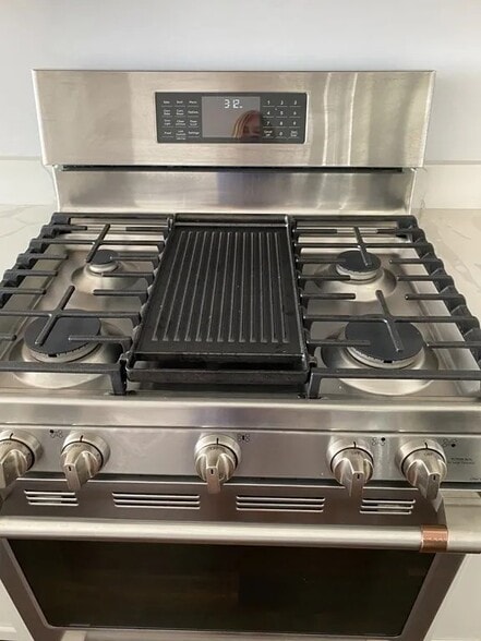 Gas Stove - 87 Medford St