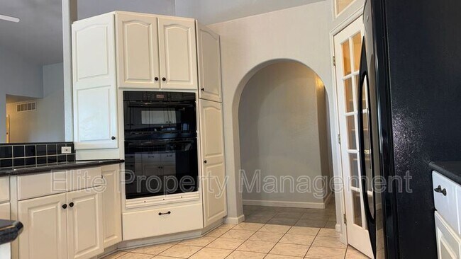 Building Photo - 629 W Kenosha Dr