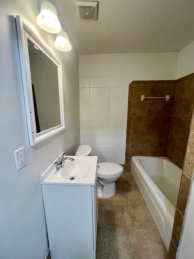 Building Photo - 2409 University Dr