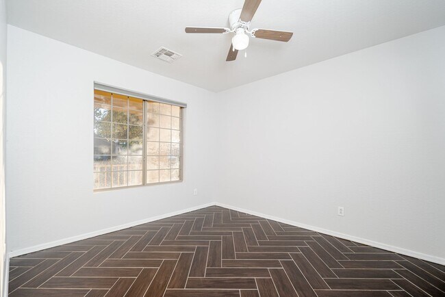 Building Photo - 4 bed, 2.5 bath, 2,251 sqft