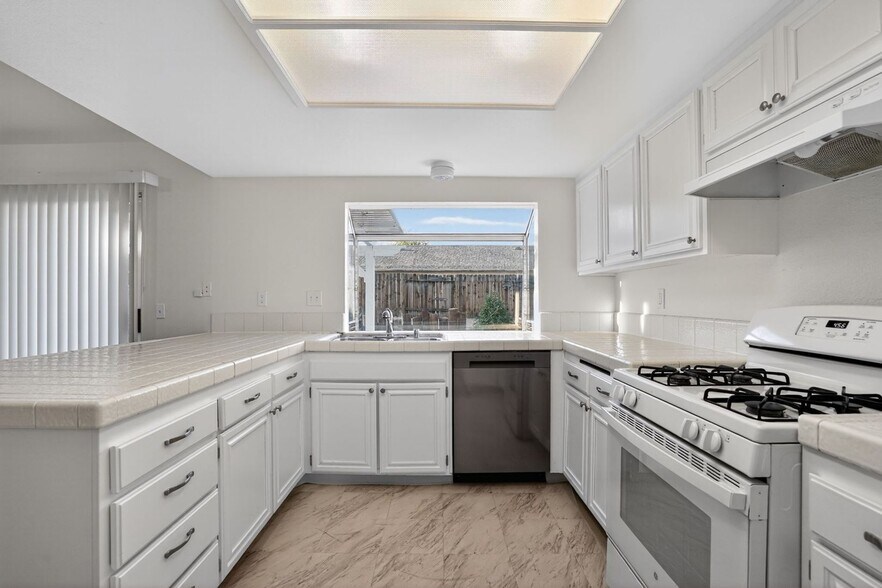 Building Photo - 705 Desert Calico Dr