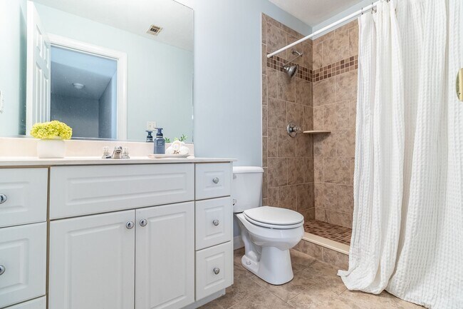 Building Photo - Beautiful 3 bedroom, in-law plan, Family Home in Martinez!  Walk to school!