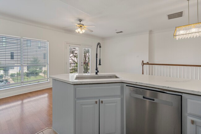 Building Photo - 5617 Lindell Ave