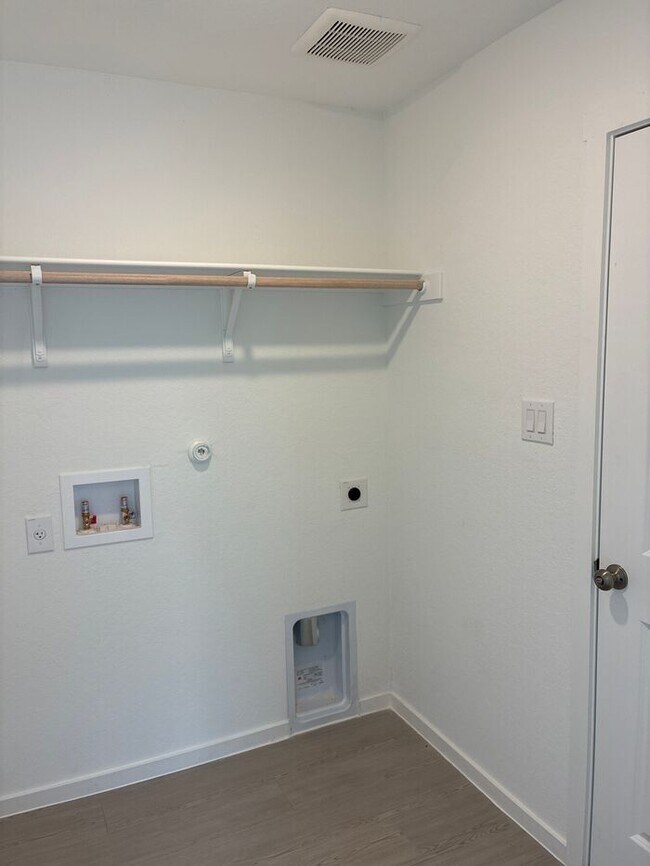 Building Photo - Charming 4 beds 2 baths in San Antonio!