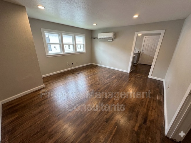 Building Photo - 1034 N Royal Ave