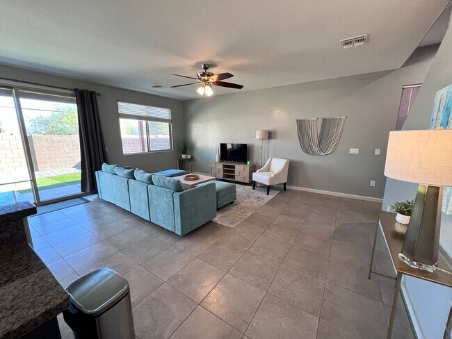 Building Photo - Central- FURNISHED 4 bedroom/ 3 bathroom h...