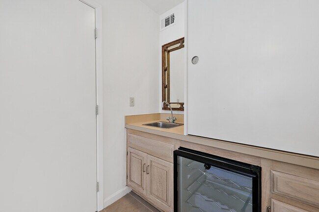 Building Photo - 77137 Iroquois Dr
