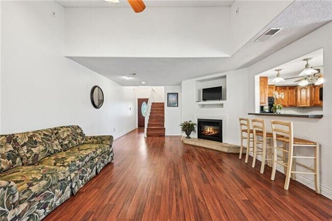 Building Photo - Three Bedroom Three Bathroom