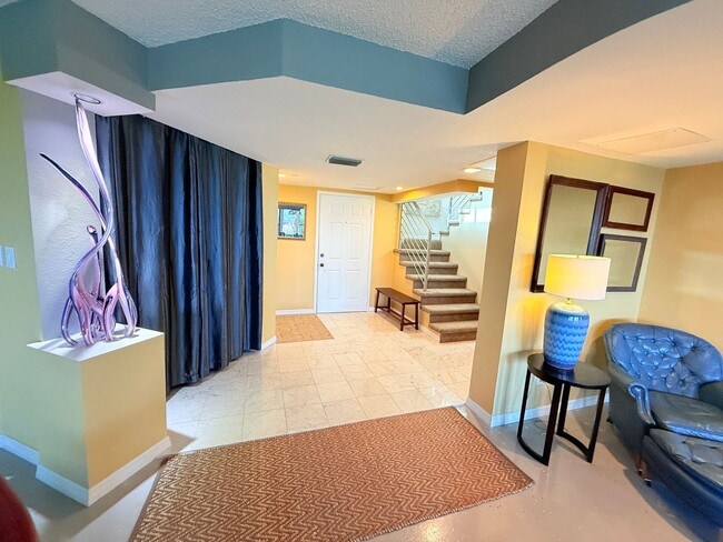 Building Photo - Huge Loft-Style 1 bed 1.5 Bath for Rent in...
