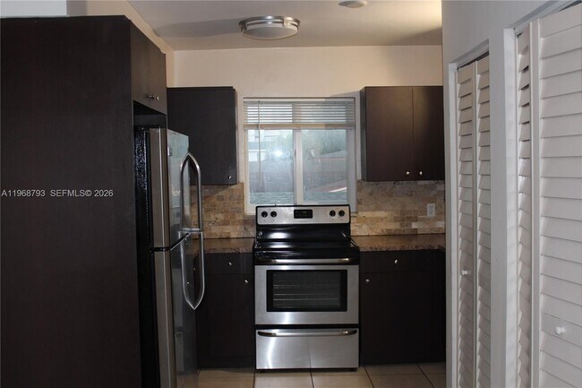 Building Photo - 890 NW 22nd Ct