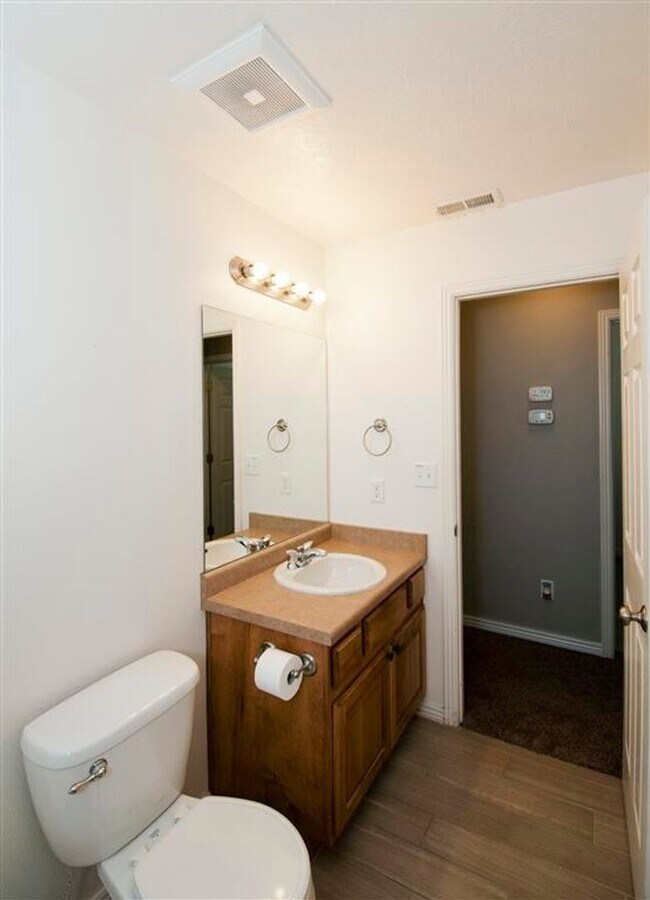Building Photo - Cute Hidden Valley Townhome!