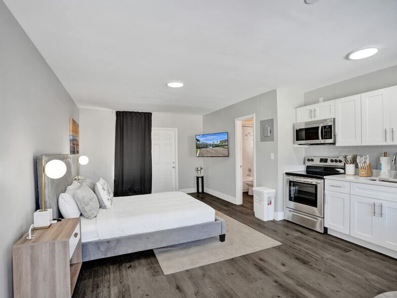 Building Photo - 3204 NE 9th St