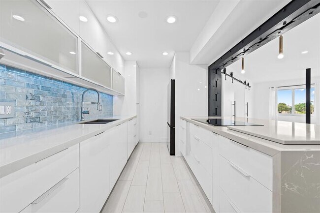 Building Photo - 877 NE 195th St