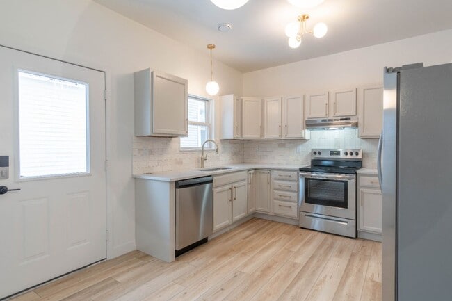 Building Photo - 3 Bedroom Single Family