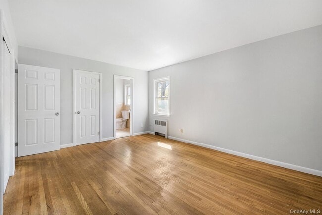 Building Photo - 846 Hartsdale Rd