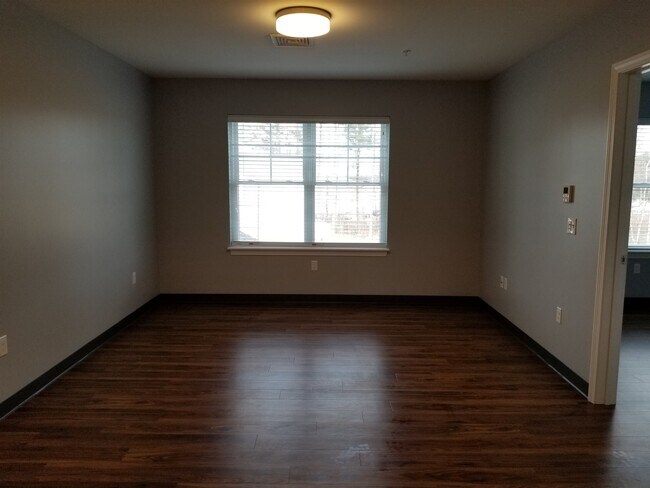 Building Photo - 10 E Ridge Dr