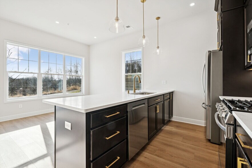 Building Photo - 2215 Lebanon Dr