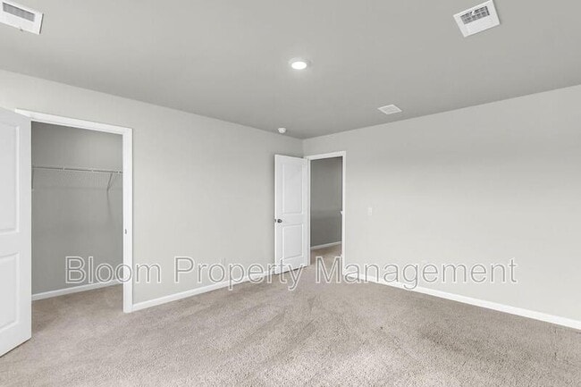 Building Photo - 205 Maple Hl Dr