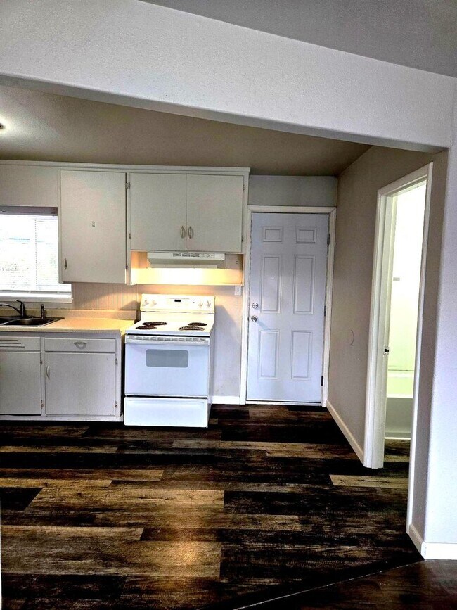 Building Photo - 8420 S Tacoma Way