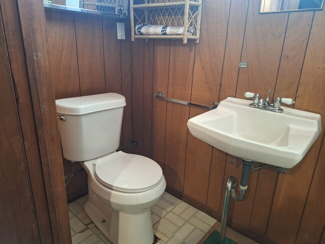 Building Photo - Charming 3 bedroom bungalow freshly updated