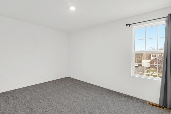 Building Photo - 2155 Greenview Dr