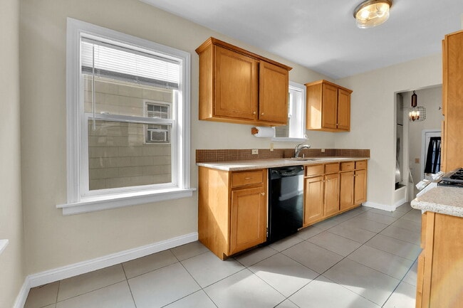 Building Photo - 3 Bedroom 2 Bathroom Home Available August 7th!