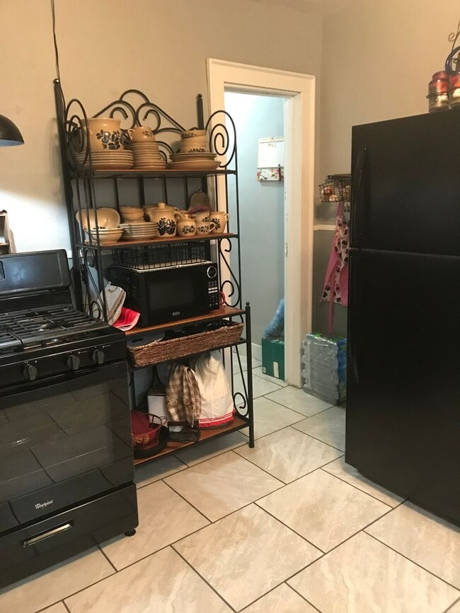 Building Photo - 2 bedroom 1 bath