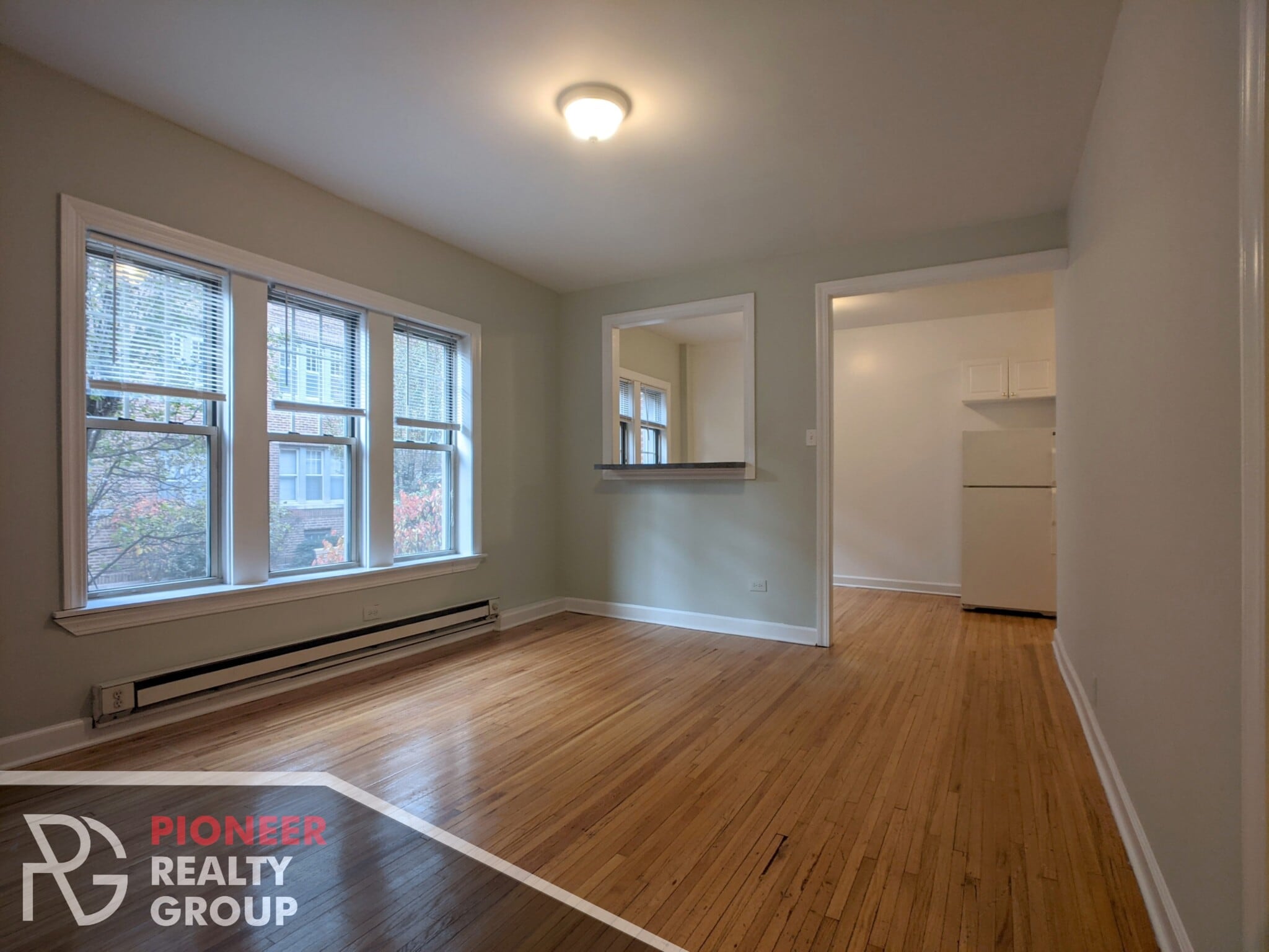 Building Photo - 634 W Barry Ave