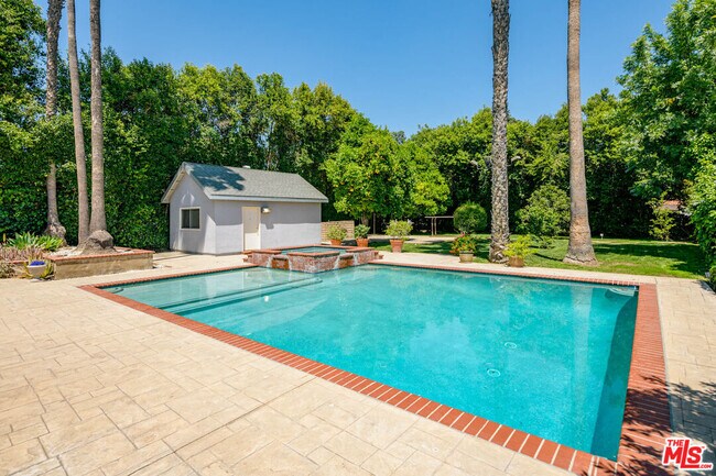 Building Photo - 8760 White Oak Ave