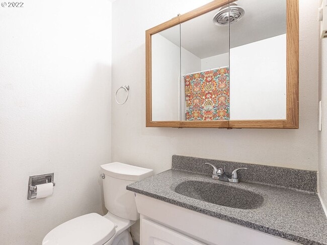 Building Photo - Bright Interior with Generous Bedroom Space – Includes Washer and Dryer