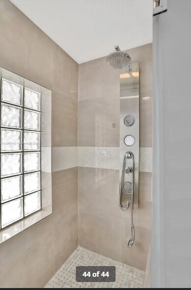 Building Photo - 2321 SE 15th St