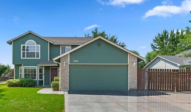 Primary Photo - 3 bed, 2.5 bath, 2 car garage with a spaci...