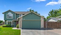 Building Photo - 3 bed, 2.5 bath, 2 car garage with a spaci...