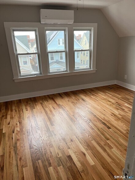 Building Photo - 85 James St