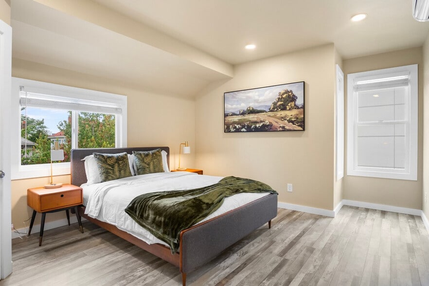 Building Photo - 914 16th Ave