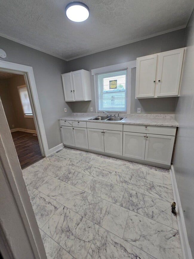 Building Photo - Spacious Two Bedroom Single Family Near 10th and Belmont Ave