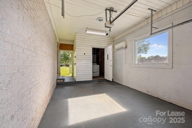 Building Photo - 136 Kent Dr