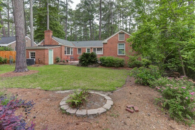 Building Photo - Charming 3 Bedroom, 2 Bath All-Brick Bungalow with Garage!