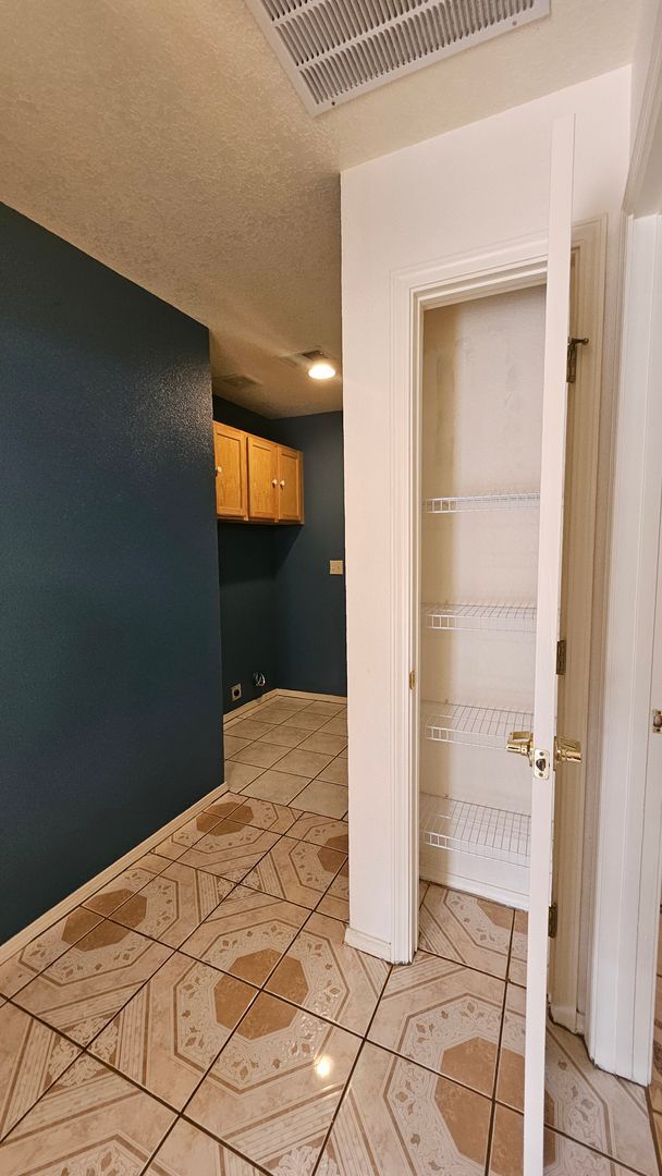 Building Photo - 3 bed 2 bath