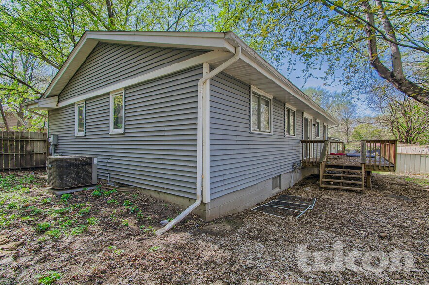 Building Photo - 13101 Thomas Ave