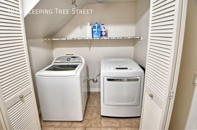 Building Photo - 9218 S Sleeping Tree St