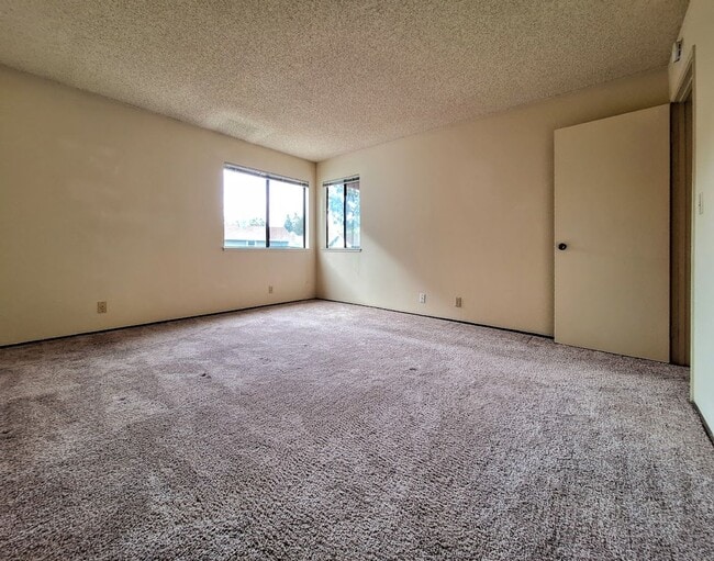 Building Photo - Spacious Second Floor 1bd Condo With Laundry In Unit, Pool, Balcony, & Carport!