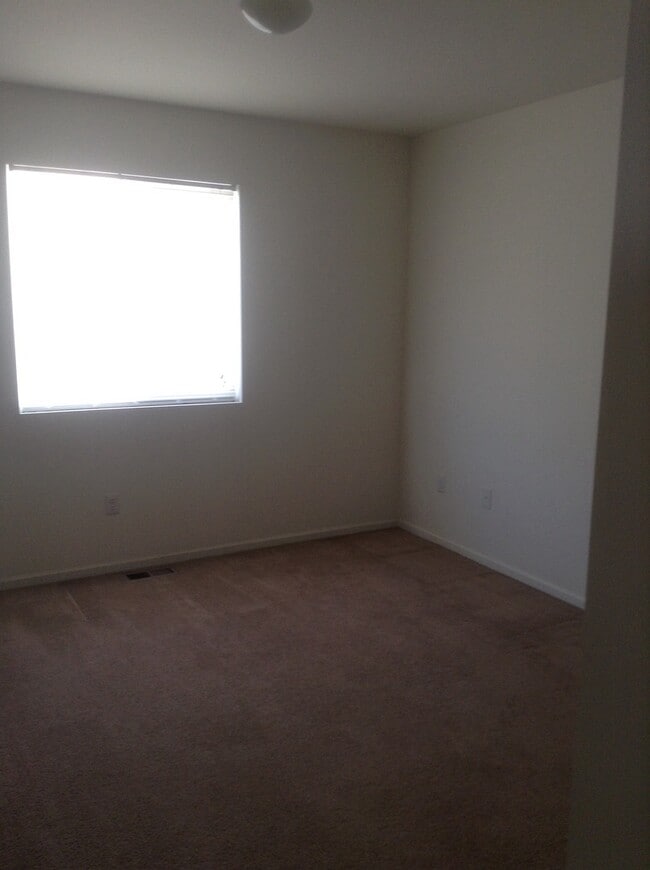 Building Photo - DOG FRIENDLY, 3 BEDROOM, 2.5 BATHROOM SOUTH PARK TOWNHOUSE