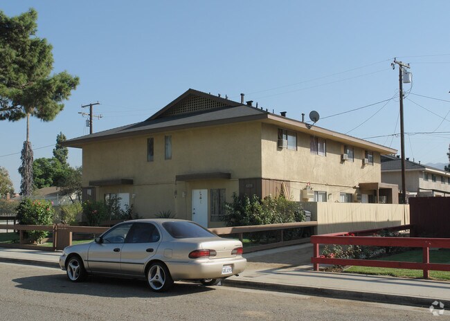Building Photo - 1250 W 9th St