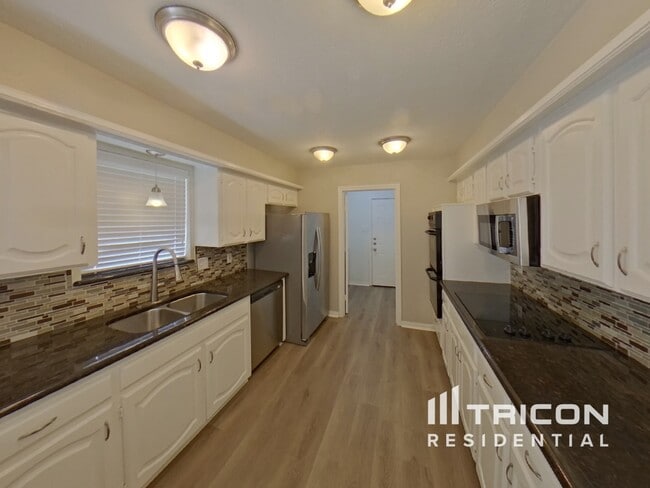 Building Photo - 10144 Desert Willow Dr