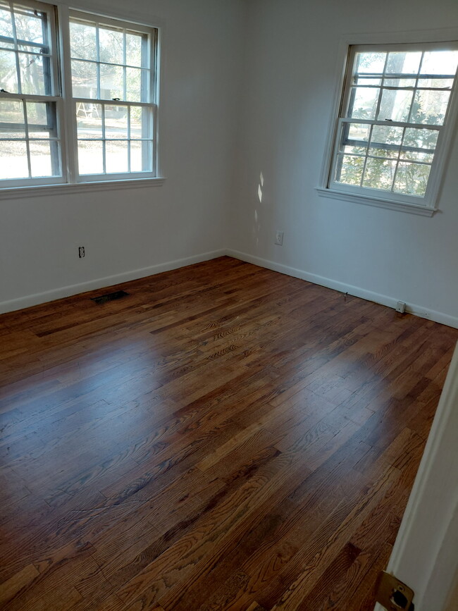 Building Photo - 117 Riverside Dr