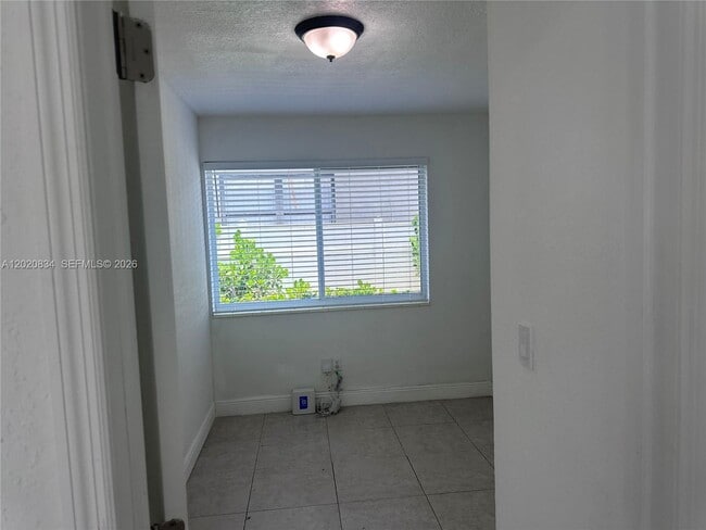 Building Photo - 2806 SW 35th Ave
